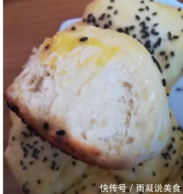 4个鸡蛋,一碗面粉,简单搅一搅,不用烤箱,比馒头软,香甜营养