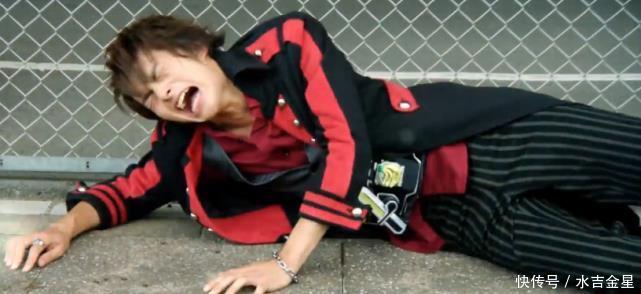 闭眼|《假面骑士》同样是被打倒,为何有的骑士闭眼张口,有的人却成了灰!