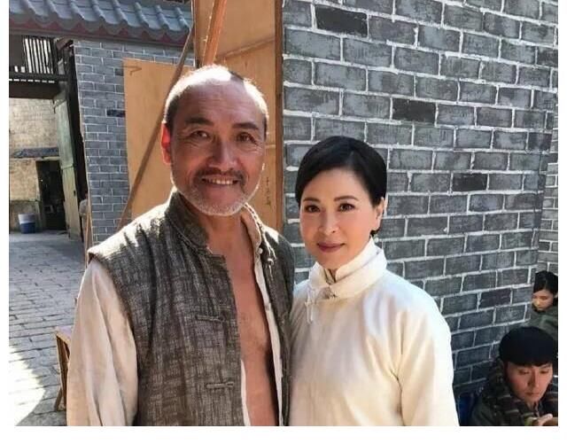 如何?为养家兼职司机,36年未受重用太唏嘘