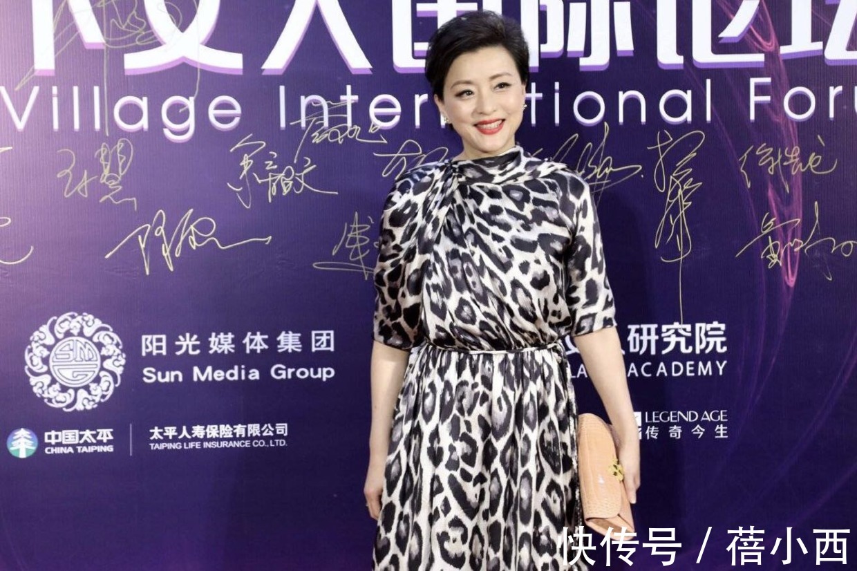 连衣裙|杨澜与富商老公走红毯,穿黑色连衣裙配短发,亲自演绎简约高级感