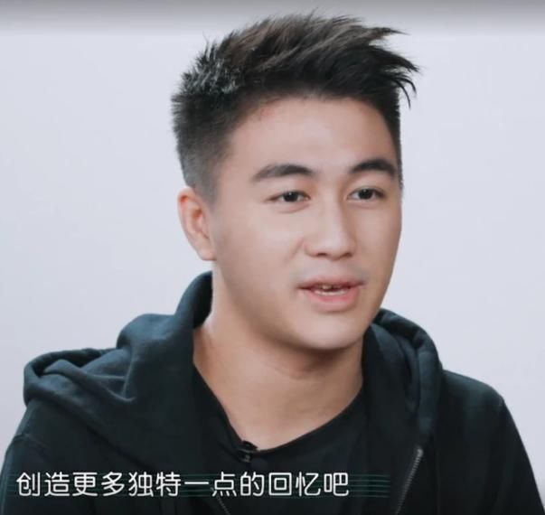 窦骁秀|何猷君夫妇综艺刚播，何超莲就携窦骁秀恩爱，何家竞争又开始了