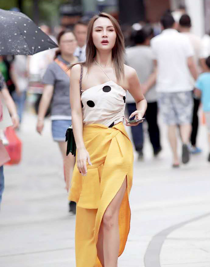 细腰|夏季的最佳穿搭,两位小姐姐穿着太清凉,细腰长腿抢眼十足