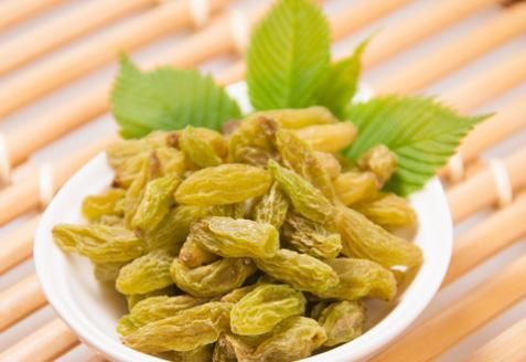 葡萄干和此物一起泡，气血足了，手脚不再冰冷，皮肤细腻光滑！