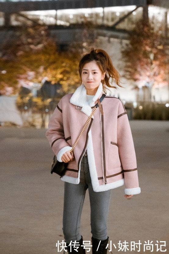 粉棕色羊羔外套搭配黑色长筒靴, 气质甜酷风!