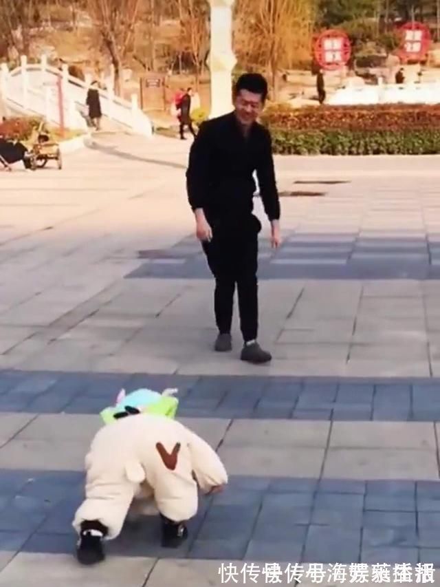 时分|爸爸在宝宝面前翻跟头,宝宝不甘示弱,当宝宝翻倒在地时妈妈笑喷