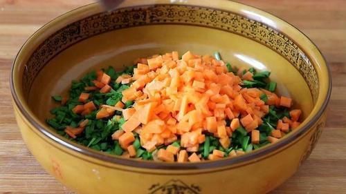 营养|一把韭菜,一碗玉米面,教你1个独特做法,简单又营养,真香