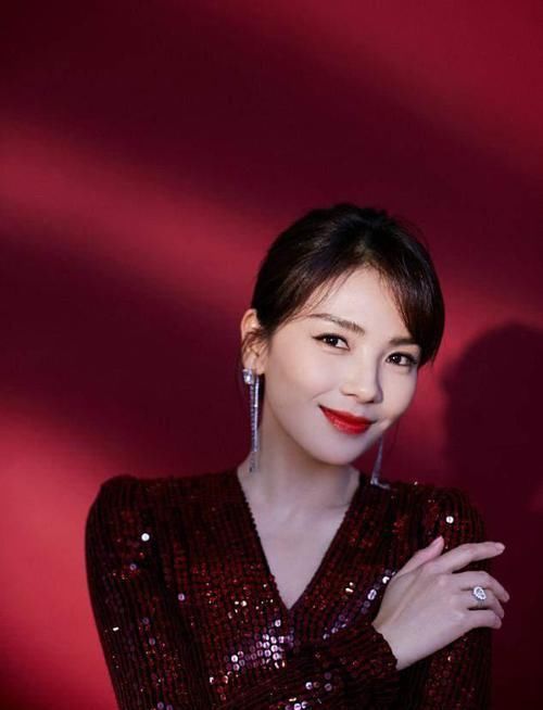 脸上有3个“特征”的女生，别总披头散发，扎头发露五官更女神