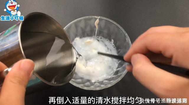 衣服|洗衣服时不要只放洗衣液,多放一碗它,洗出来的衣服干净如新