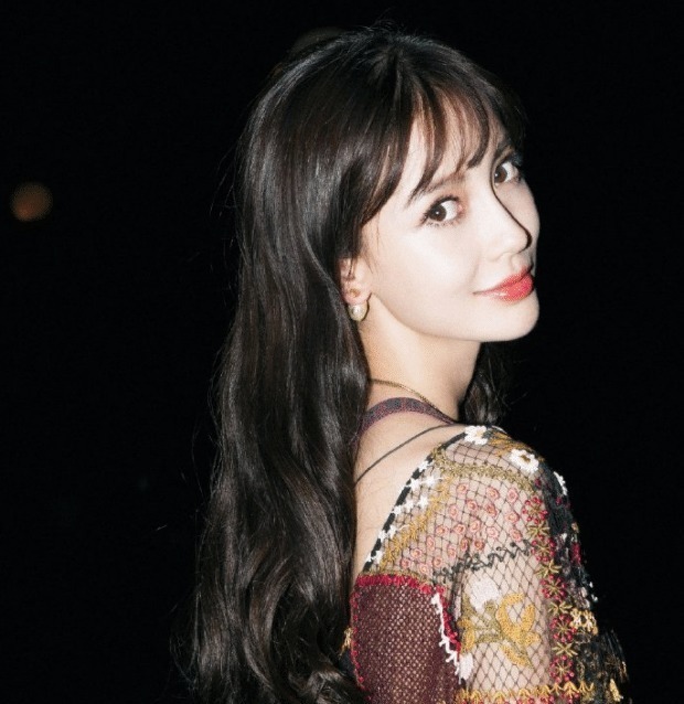 脱鞋 baby挑战“高跟拖鞋”,鞋子不顾脚后跟,走路只能靠驱!