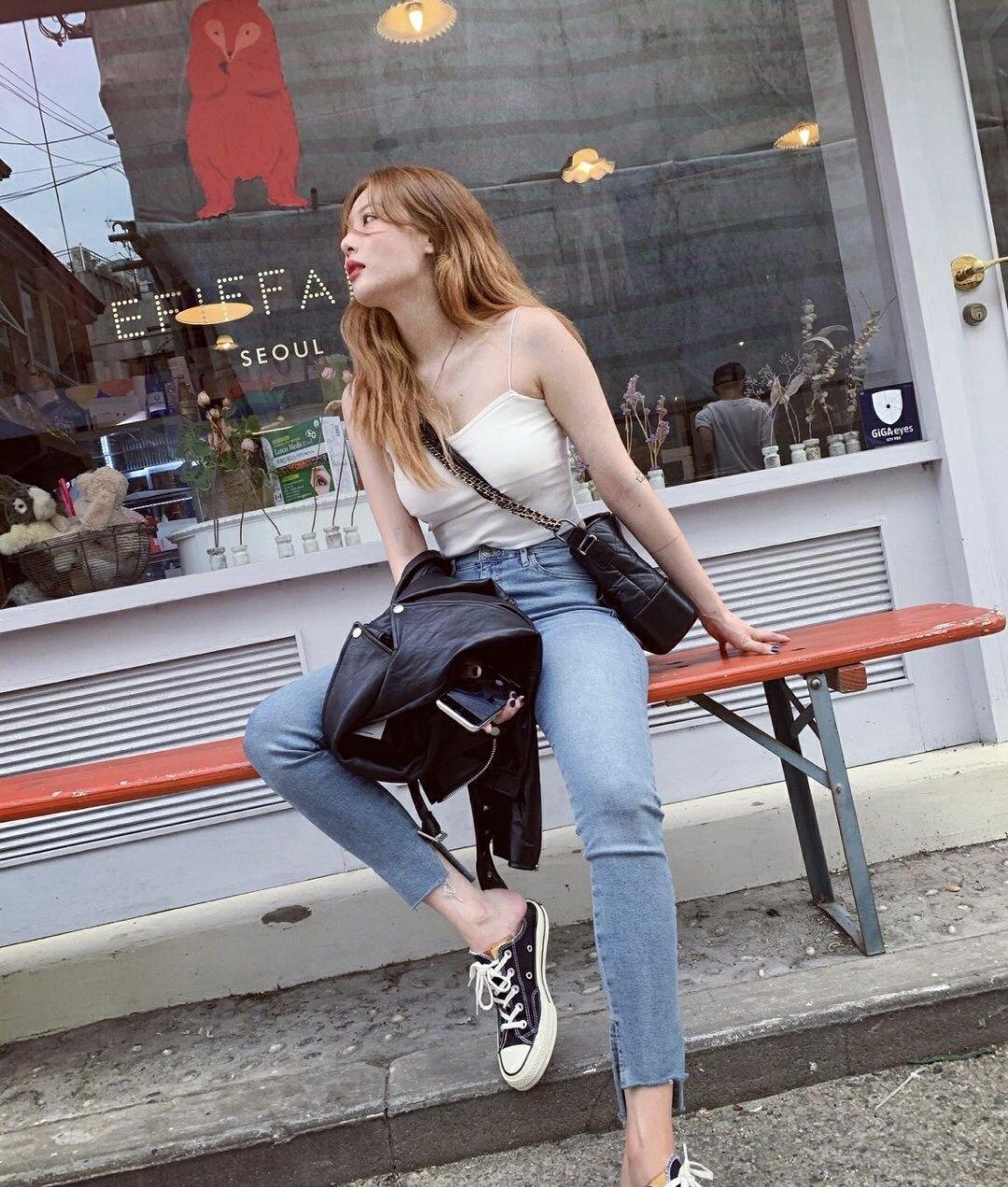 穿搭|泫雅又飒又美，穿白色背心配高腰的牛仔裤，身材比例出众，真吸睛