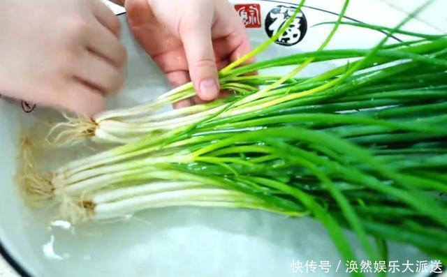 小葱吃不完难保存记住2个小窍门，放一年都新鲜，简单又省钱