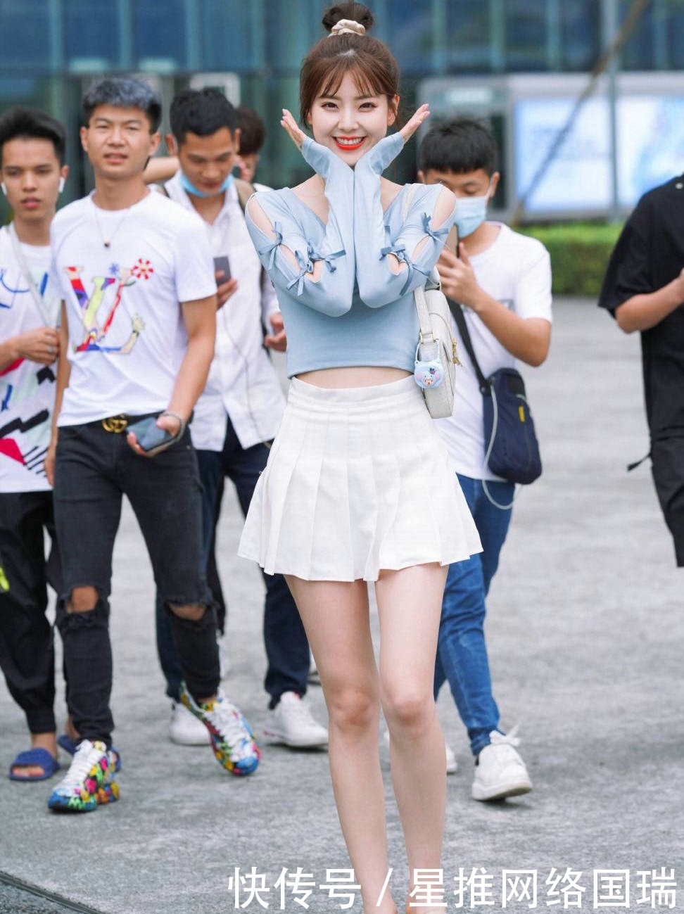 白色的百褶短裙清新减龄,很适合这种气质的女生去穿搭