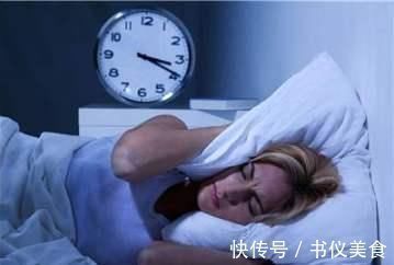 慢性疾病|失眠原来还能这样治?医生:坚持吃一种“零食”,晚上睡得香