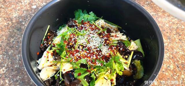 招待客人的时候，做这样一道凉拌菜，清脆爽口吃得完全停不下来