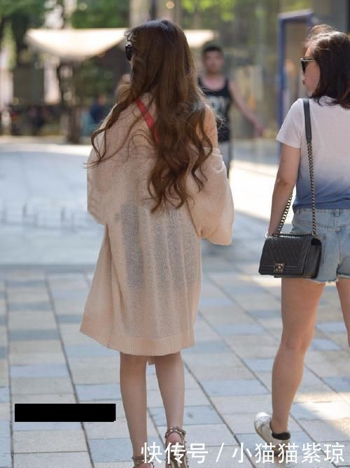 路人街拍若隐若现的美感,大波浪小姐姐回头率好高
