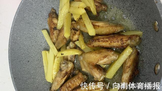 小葱|8个鸡翅一个大土豆,这种做法最香,香嫩入味,比烧烤还好吃