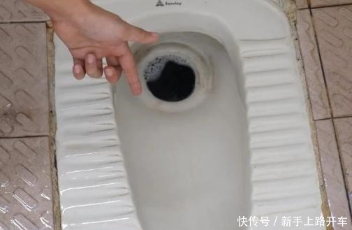 蹲坑久用有“黄渍”家政阿姨只要“1杯水”，清洁干净还除异味！