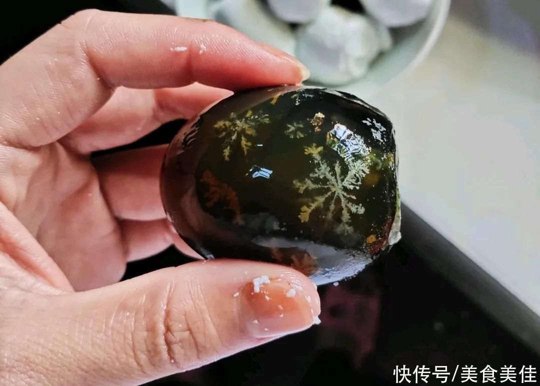  会变戏法的“松花皮蛋”，直接下刀就错了，大厨这样切才不沾刀