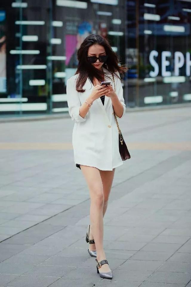 街拍:小美女黑色的穿搭风格,凸显出美女的优雅气质,真养眼