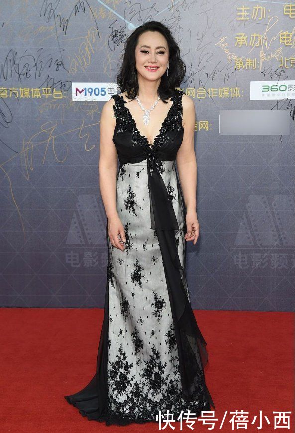 连衣裙|59岁大宋佳还有傲人身材，穿深V领连衣裙配齐肩卷发，又美出圈了