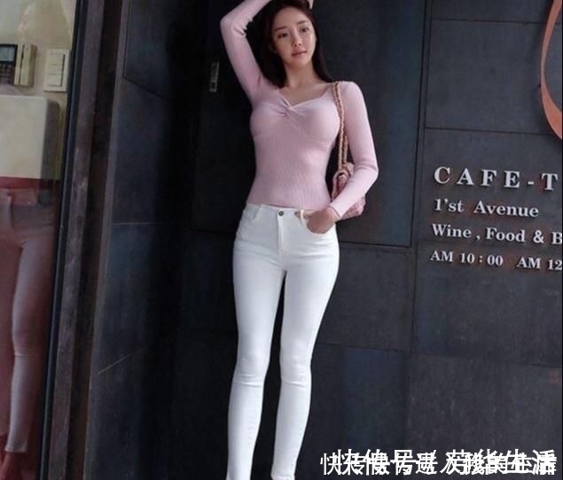 穿搭 牛仔裤美女的穿搭展现视觉上的美感，靓丽而优雅