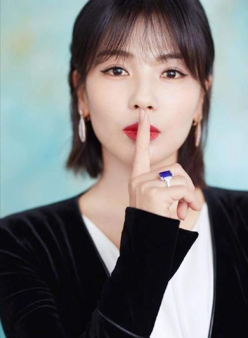 脸上有3个“特征”的女生，别总披头散发，扎头发露五官更女神