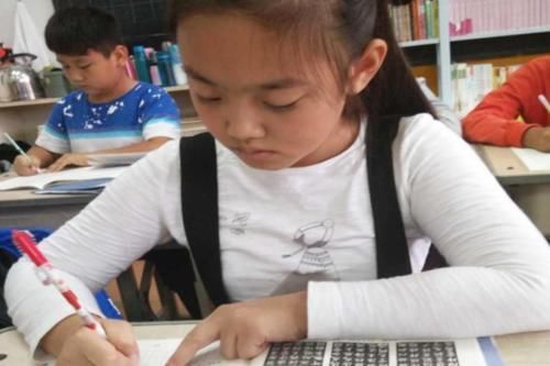 藤蔓|孩子“藤蔓字体”火了,乱七八糟让人看不懂,家长直接拿起棍子