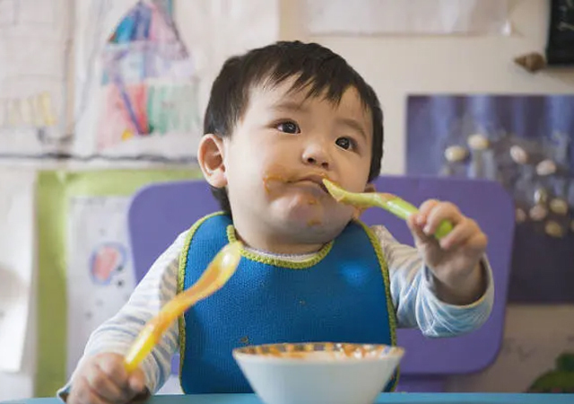 宝宝|现在的孩子都聪明,5个月宝宝就会喊“爸爸”了对不起拖后腿了