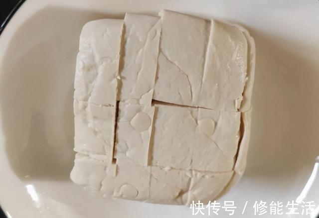 香椿芽|春天,豆腐和它才是绝配,不炒也不煎,焯下水拌一拌,太解馋了