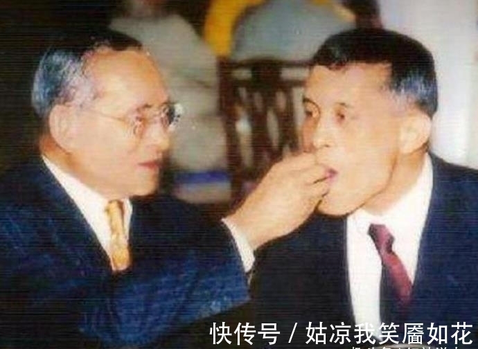 放飞自我$68岁泰王放飞自我!率领众嫔妃丛林夜骑,百姓匍匐跪拜高呼万岁