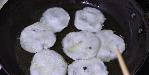 糯米粉新吃法,开水一烫,不发面不饧面,香酥鼓大泡比油条好吃