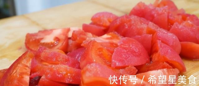 西红柿炒鸡蛋,先炒西红柿还是先炒蛋很多人做错了,难怪不好吃!