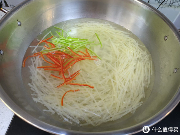 做凉拌土豆丝，别直接下锅焯水，多加一步，土豆丝脆爽入味不发黑