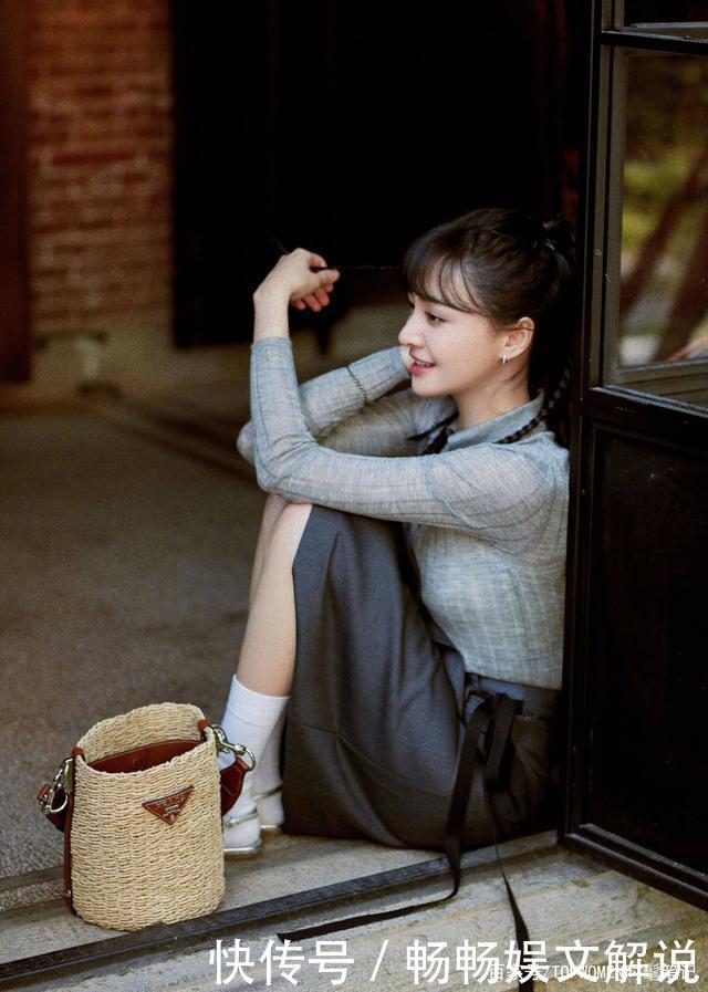 俏皮波浪卷配淡蓝百褶裙,认真营业的爽妹子,太可人了!