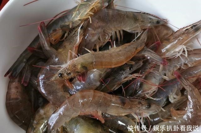 大虾别再放塑料瓶中冷冻了,厨师教你新方法,放1年虾头都不黑