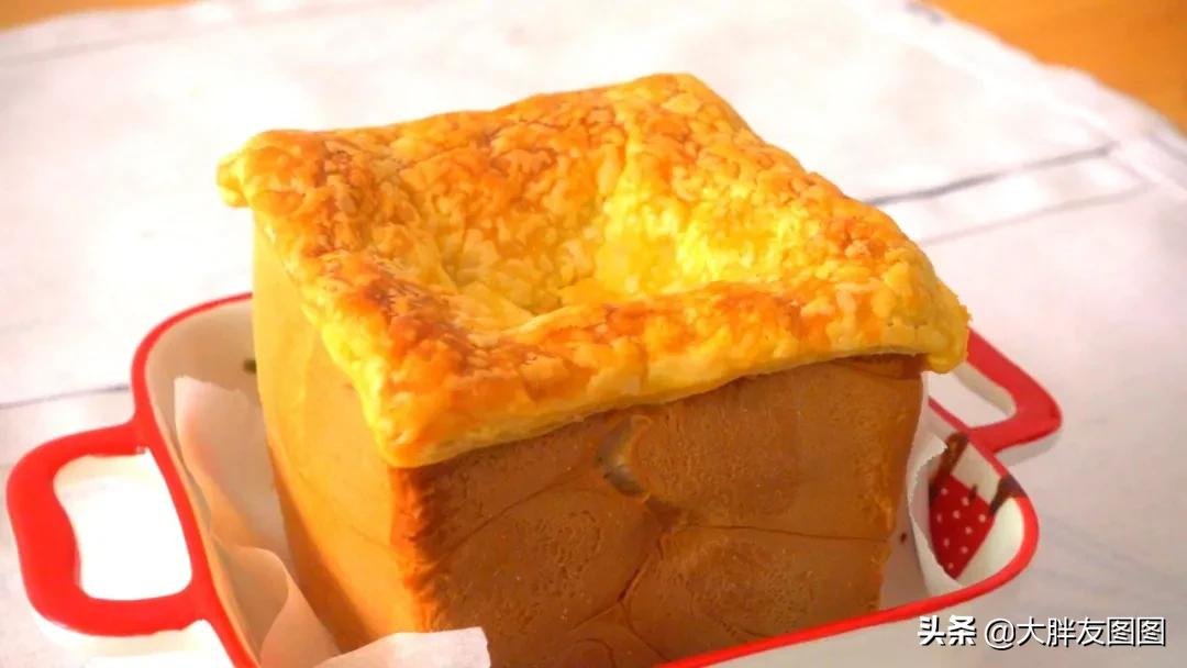 天冷了，煮个酥皮面包汤喝，喝完汤，吃浸满奶油汤汁的面包，满足