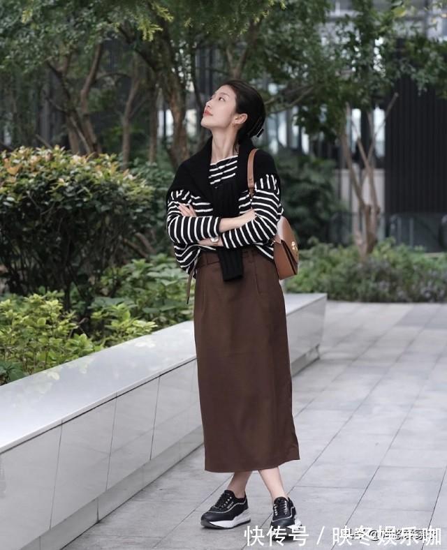 搭配 “呢子裙”早烂大街了,今年流行“烟管裙”,时髦显瘦又有气质