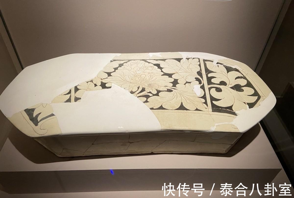 津窑|国博：类似的瓷枕做对比，外行也能分出河津窑和磁州窑