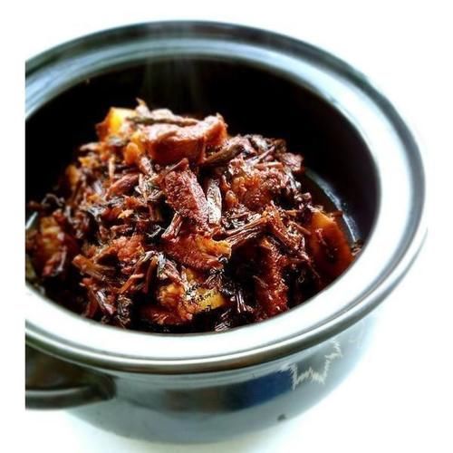  每天精选不同菜肴给大家，摆放好辣子鸡丁，生活需要的是一日三餐吃好