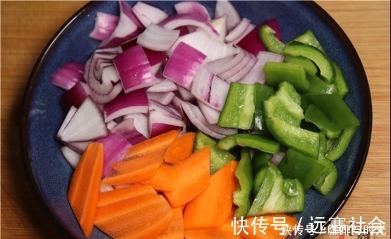 洋葱炒肉很多人第一步就错了，难怪不好吃，看饭店大厨不外传诀窍