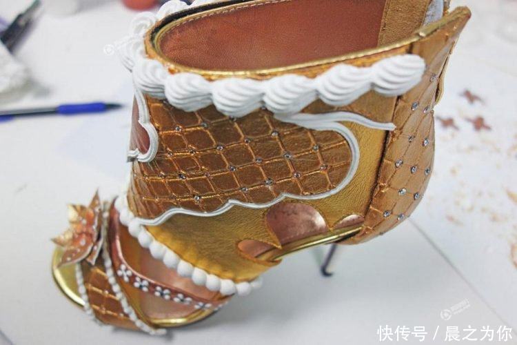 有钱人 一双鞋卖出一亿的天价还只穿两次,贫穷的我真看不懂有钱人的世界