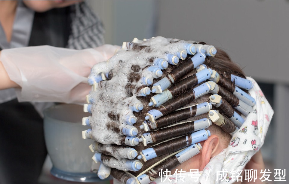 卷度|烫发后必须三天才能洗头?这样做可能更伤头发,看完这三点就知道