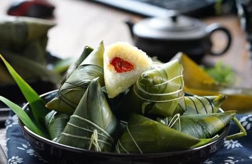 煮粽子时，只加清水可不行，多加这2样，粽子软糯香甜不夹生