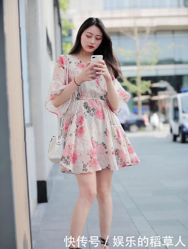 穿连衣裙|确实是会搭配裙子的女孩,造型优雅,充满活力