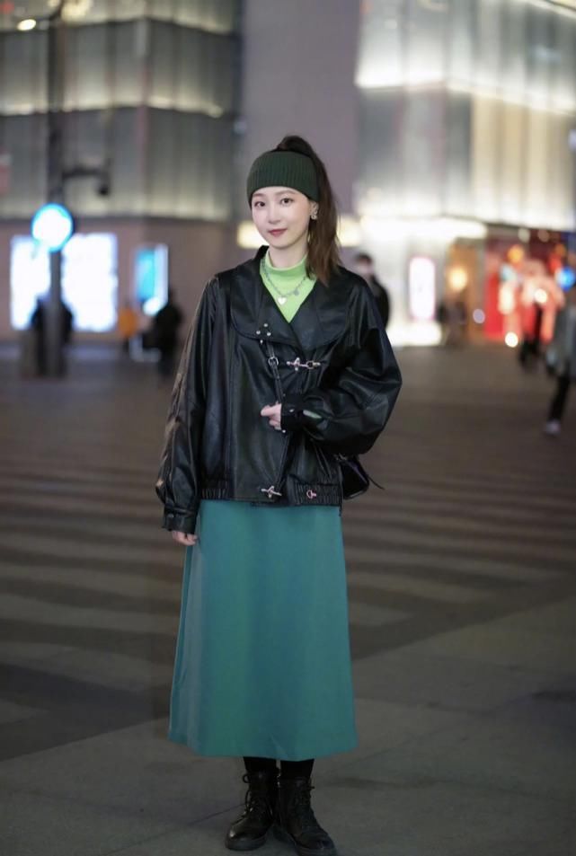 早春穿纯色内搭，搭配哪些“外套”更时髦？这些组合值得参考