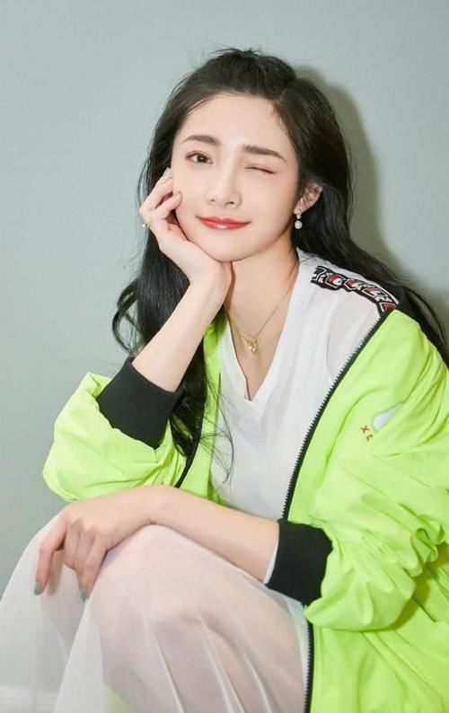 真正高级的女人，秋冬从来不穿这4种“衣服”，廉价低级还掉价