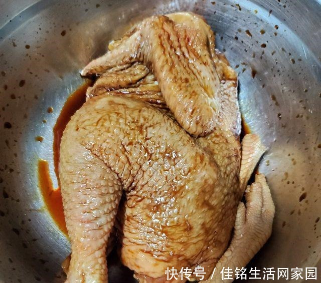 酱油鸡,酱香味浓,肉质很嫩滑!