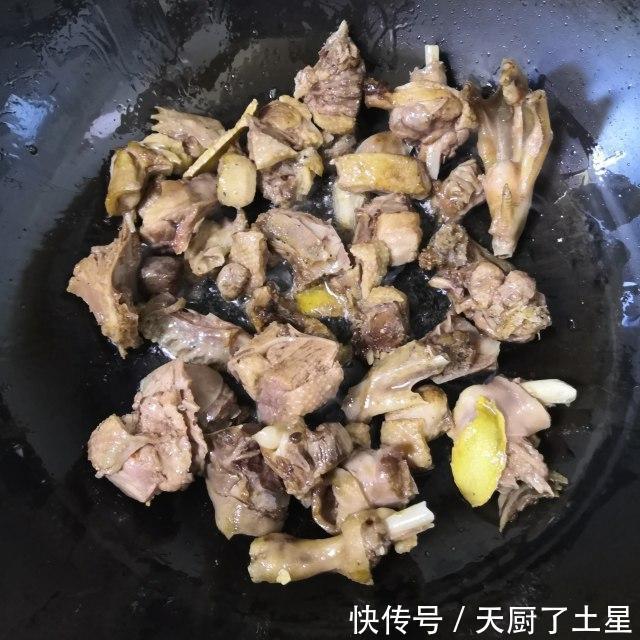 鸭肉|薏米海带炖老鸭，汤汁清淡，鸭肉软烂