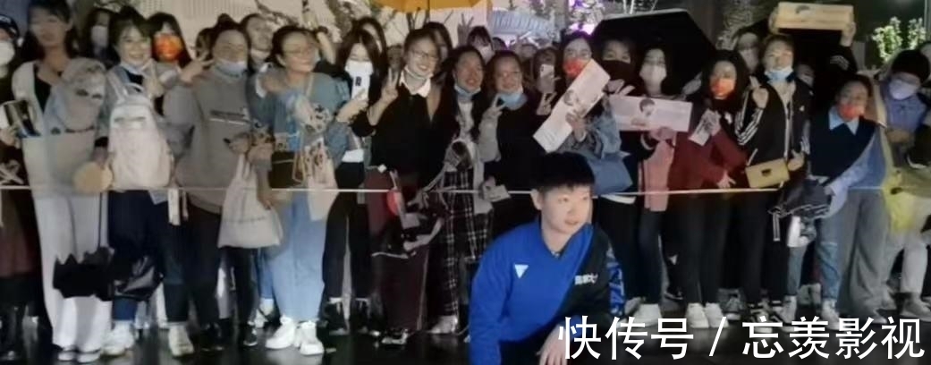 合影|暖心！孙颖莎淋雨合影球迷，三次下蹲显高情商，王楠女儿喜欢莎莎