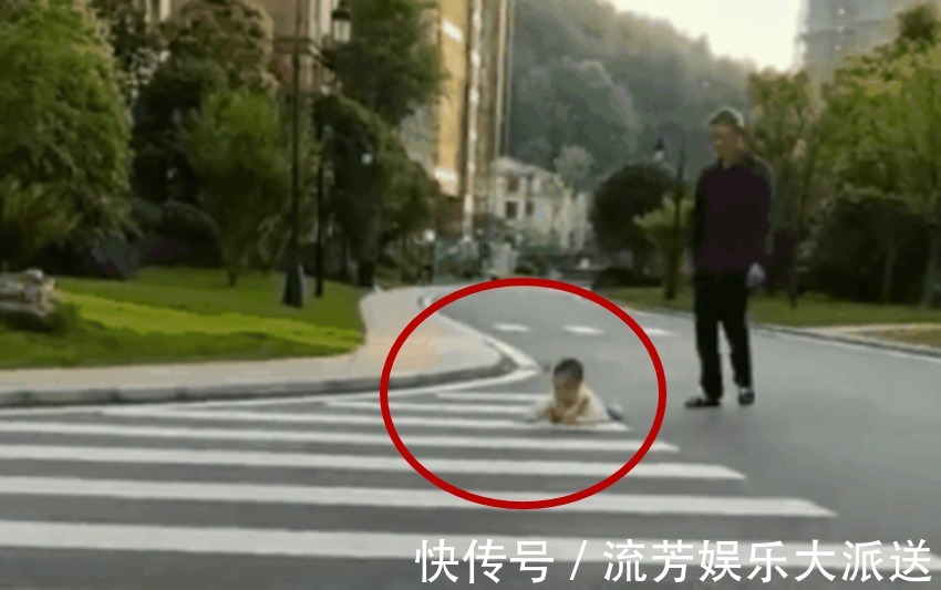 爷孙俩|孙子绊倒了,爷爷并没有立刻抱起,而是这样的一个举动引网友称赞